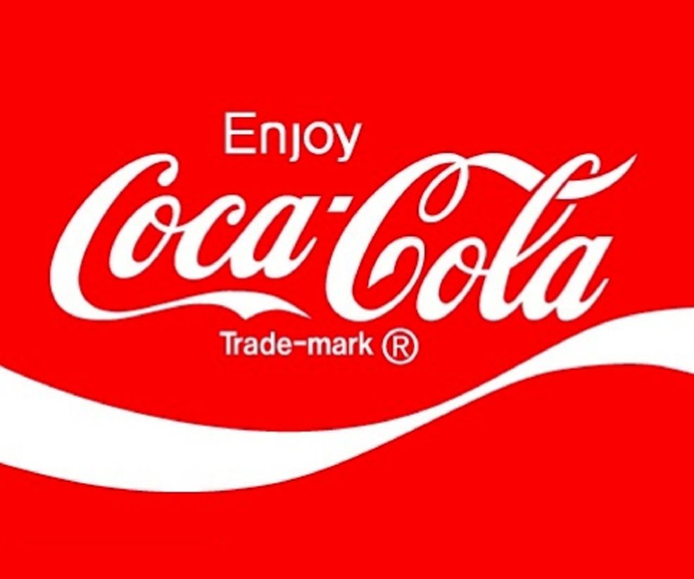 Logotipo da Coca-Cola em branco sobre fundo vermelho, apresentando o elemento gráfico Dynamic Ribbon (onda branca) abaixo do nome da marca.